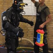 Dykker disinficeres inden inspektion af tank