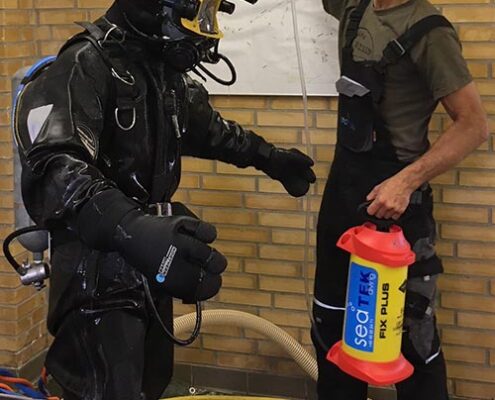 Dykker disinficeres inden inspektion af tank